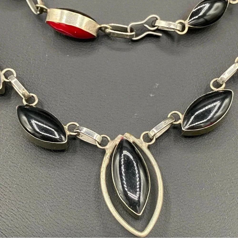 Vintage Art Deco Reversible Red and Black Teardrop Necklace and Bracelet Set - Picture 5 of 16